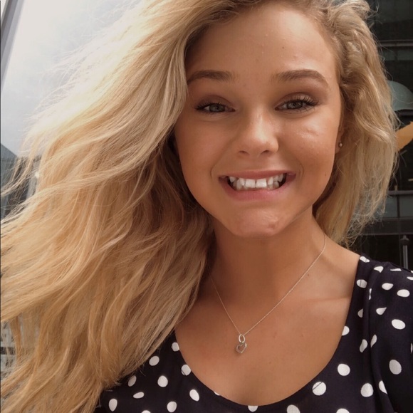 Poshmark profile picture for @paquet